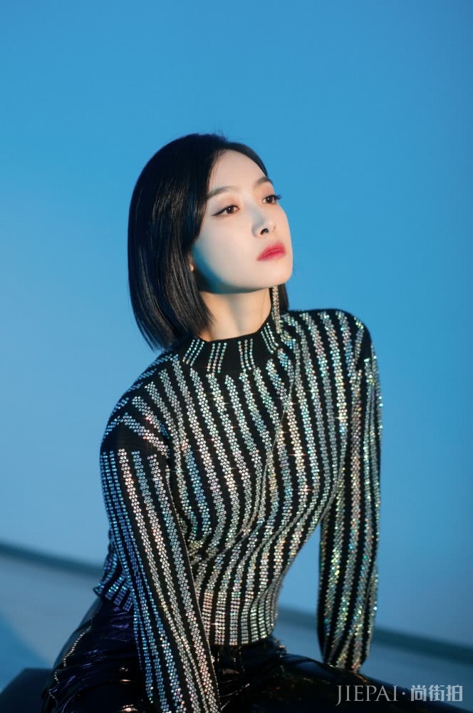 宋茜剪空气刘海,搭配齐脖短发,造型清纯甜美